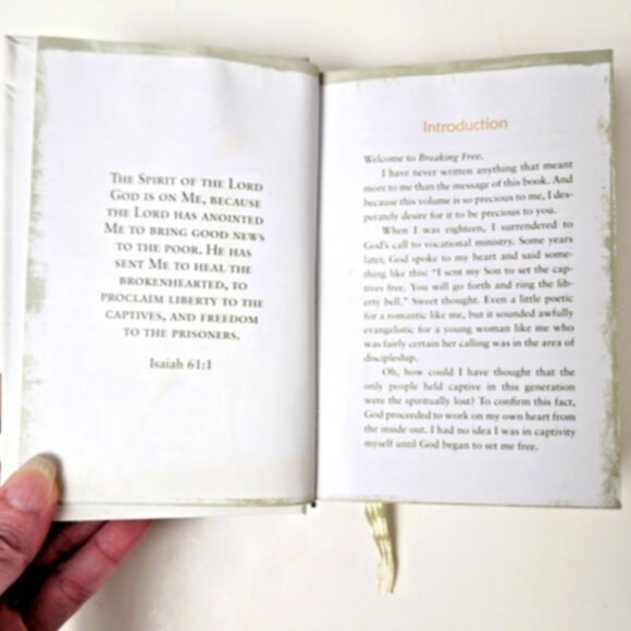 Breaking Free Day by Day: A Year of Walking in Liberty by Beth Moore NEW - Picture 2 of 5